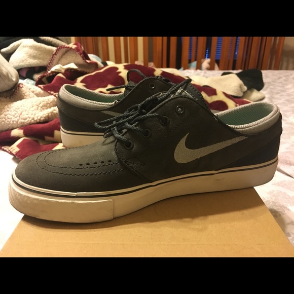 Nikes - Picture 2 of 4